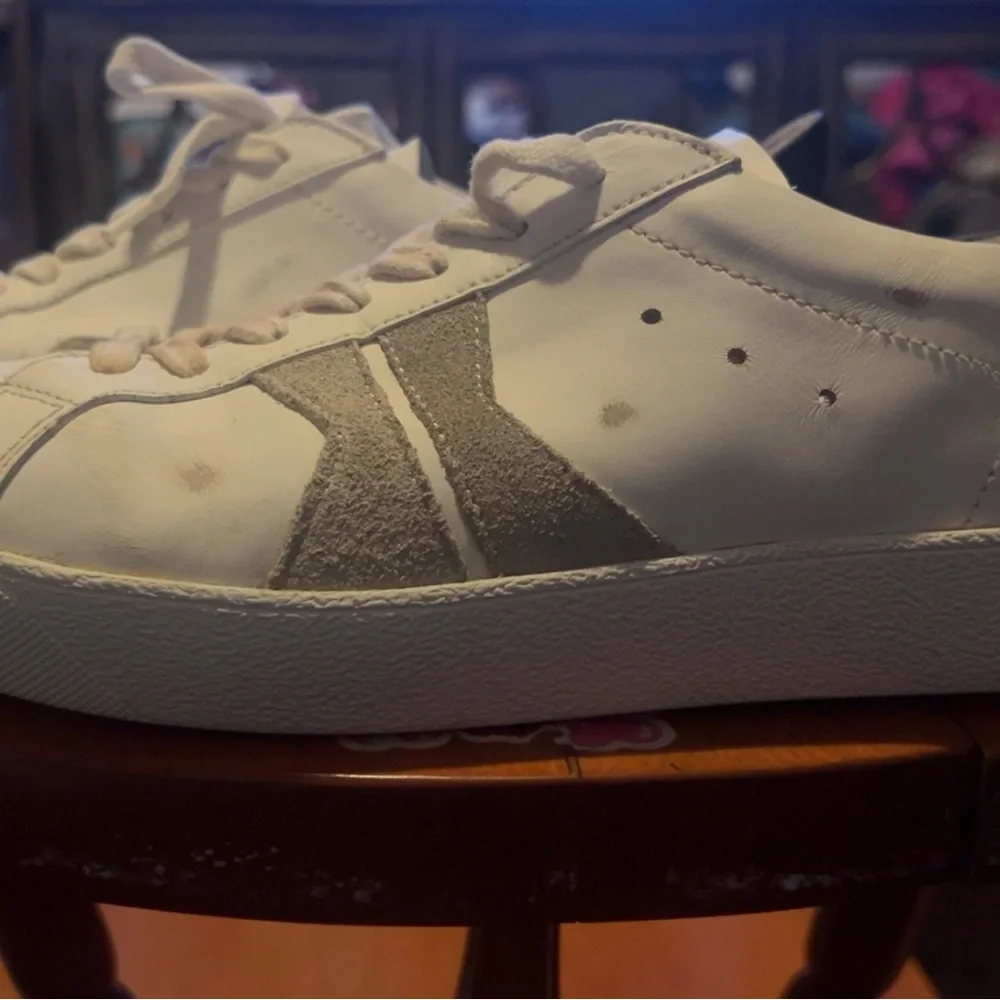 KOIO White and Gray Sneakers Minimalist Design - Picture 3 of 8